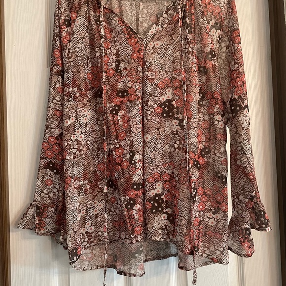 Light weight, bell sleeve, long sleeve top - Picture 2 of 3